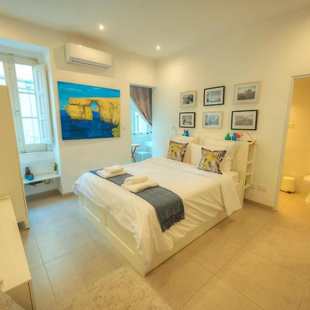 Seaview Sliema 30 Seconds To High Street & Ferry, 2X Double En-Suite Bedrooms, Modern Whole Traditional Townhouse, Kitchen, Living Area, & Roof Terrace Eksteriør billede