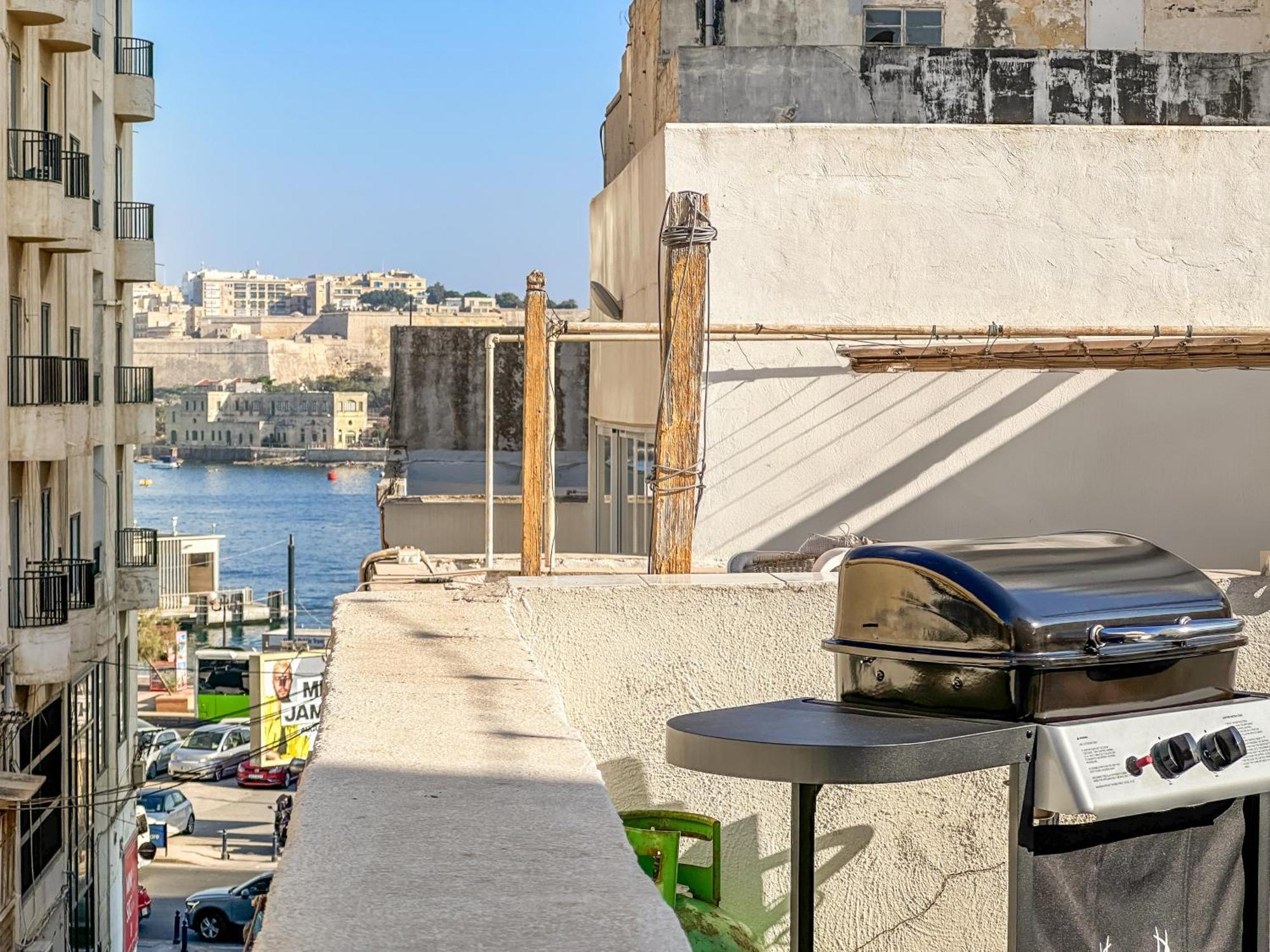 Seaview Sliema 30 Seconds To High Street & Ferry, 2X Double En-Suite Bedrooms, Modern Whole Traditional Townhouse, Kitchen, Living Area, & Roof Terrace Eksteriør billede