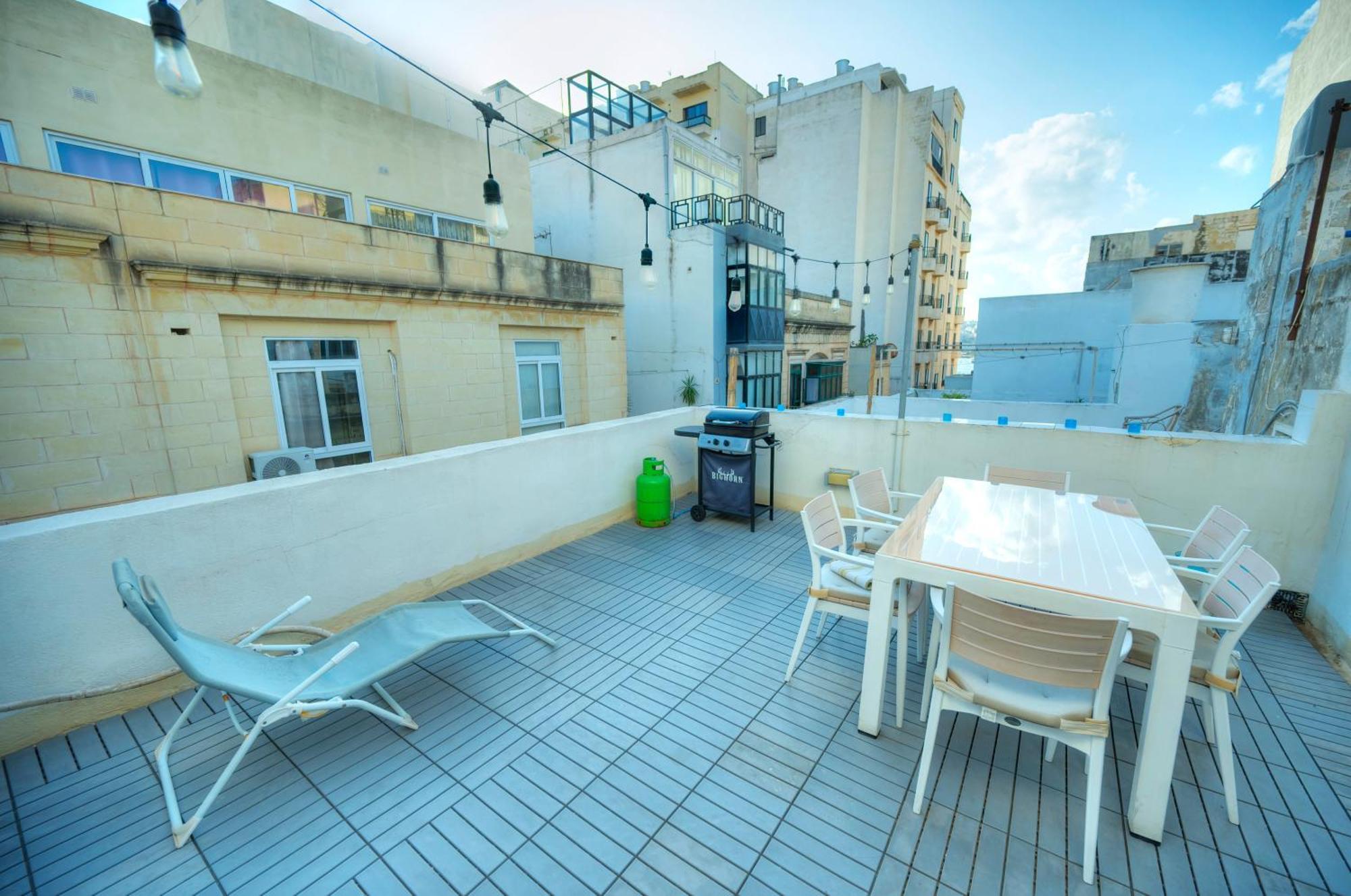 Seaview Sliema 30 Seconds To High Street & Ferry, 2X Double En-Suite Bedrooms, Modern Whole Traditional Townhouse, Kitchen, Living Area, & Roof Terrace Eksteriør billede