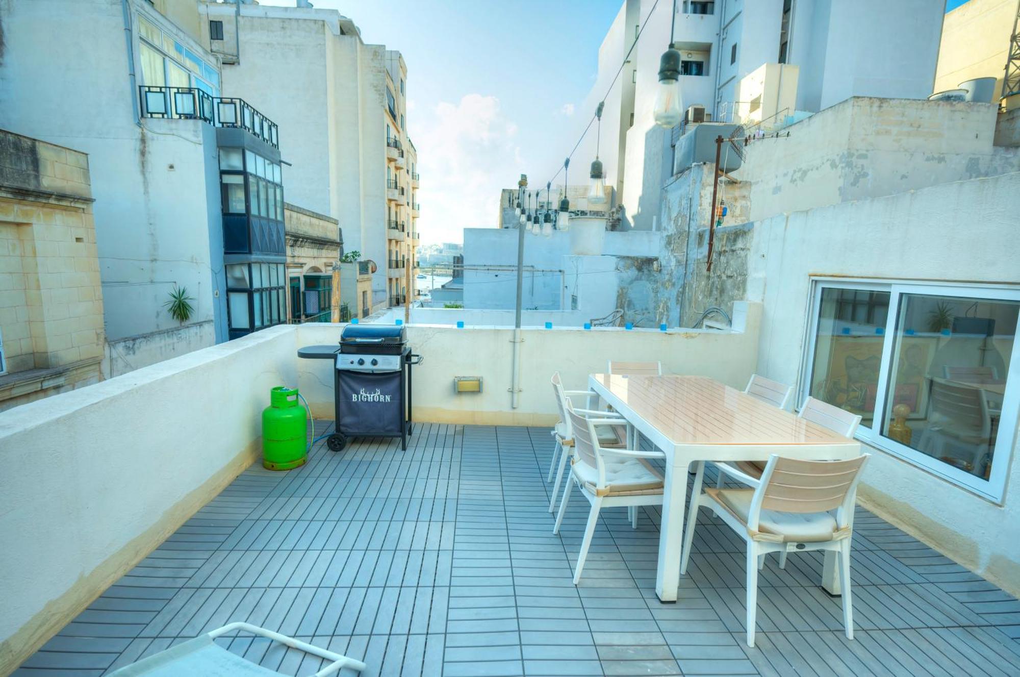 Seaview Sliema 30 Seconds To High Street & Ferry, 2X Double En-Suite Bedrooms, Modern Whole Traditional Townhouse, Kitchen, Living Area, & Roof Terrace Eksteriør billede